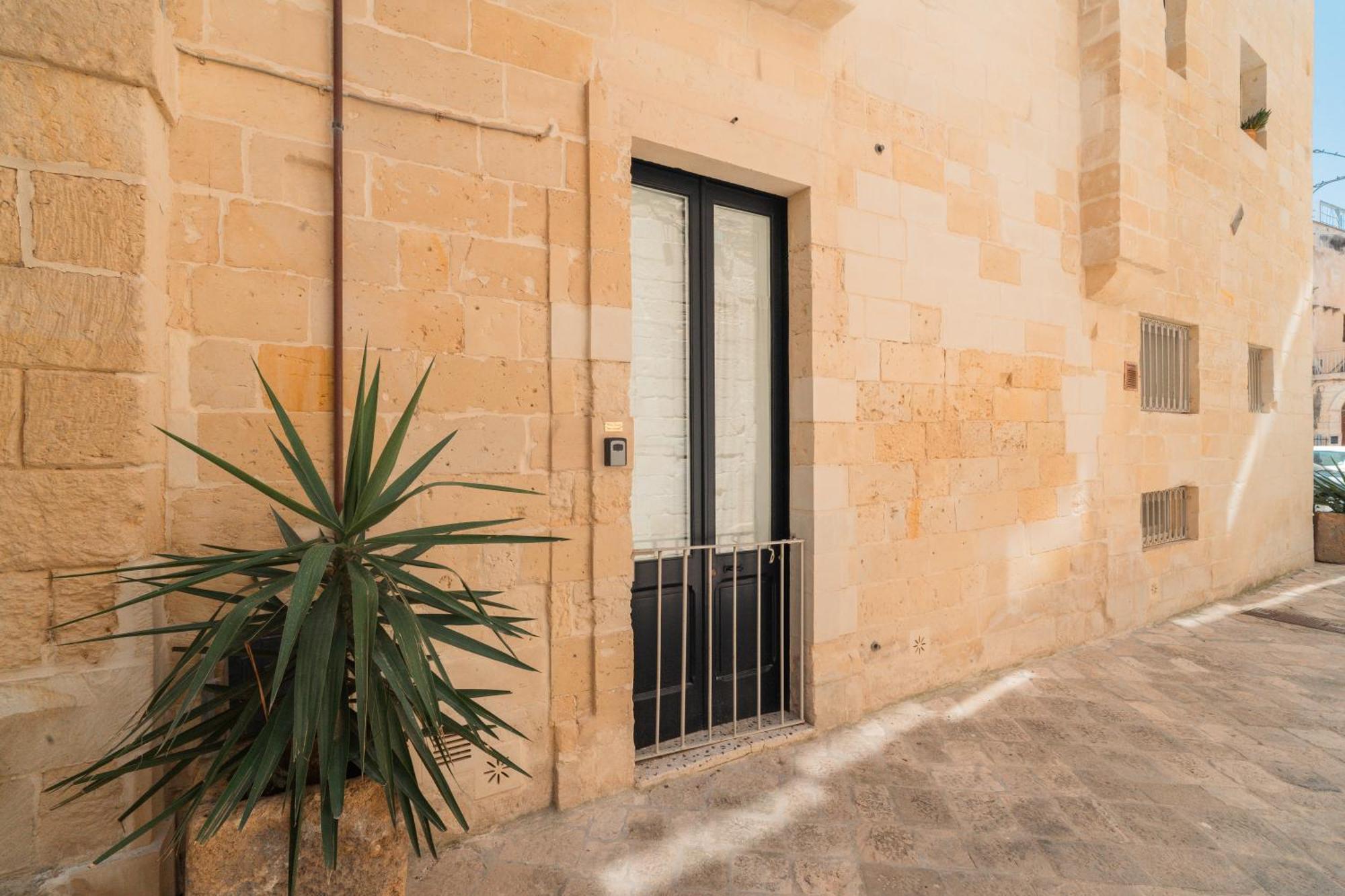 Donna Cristina Historic Apartment Лечче Экстерьер фото